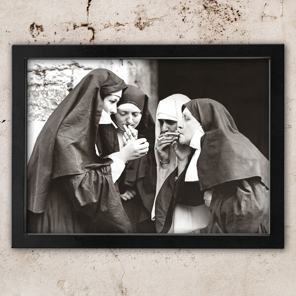 Fumeurs nonnes photo encadrée impression affiche / vintage femmes cigarette décor insolite, humour drôle vieux art encadré, collection de photos intéressantes