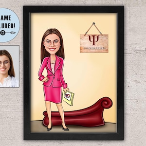 Könnte beinhalten: Ein gerahmtes Karikaturporträt einer Frau mit braunen Haaren und Brille, die eine rosa Anzugjacke trägt und ein Buch hält. Der Hintergrund ist gelb mit einer roten Couch und einem Schild mit der Aufschrift "Ψ Lucrezia Lovato".