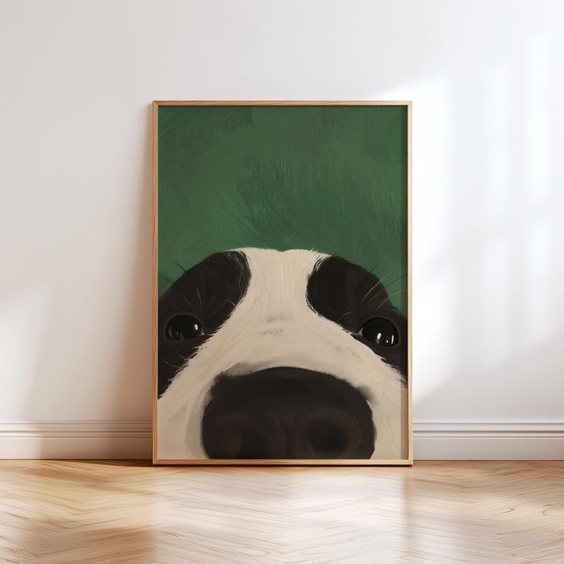 K&ouml;nnte beinhalten: Gerahmter Kunstdruck mit einer Nahaufnahme des Gesichts eines Hundes. Der Hund hat ein schwarz-wei&szlig;es Fell, eine gro&szlig;e schwarze Nase und dunkle Augen. Der Hintergrund ist einfarbig gr&uuml;n. Der Rahmen ist hellbraun.