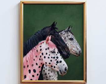 Könnte beinhalten: Gerahmter Kunstdruck mit drei Pferdeköpfen vor grünem Hintergrund. Die Pferde sind ein schwarzes Pferd, ein geflecktes Pferd und ein rosa-schwarz geflecktes Pferd. Der Rahmen ist goldfarben.