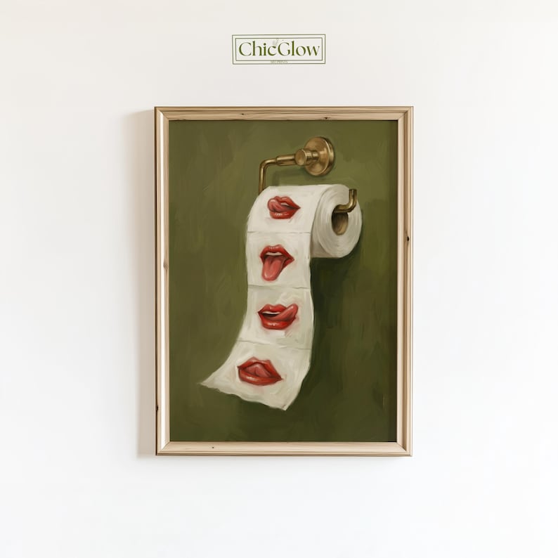 Op de afbeelding: Een ingelijst kunstwerk met een rol toiletpapier met geschilderde rode lippen in verschillende uitdrukkingen. Het kunstwerk is geplaatst tegen een groene achtergrond en heeft een goudkleurige toiletpapierhouder. Het kunstwerk is gelabeld "ChicGlow".