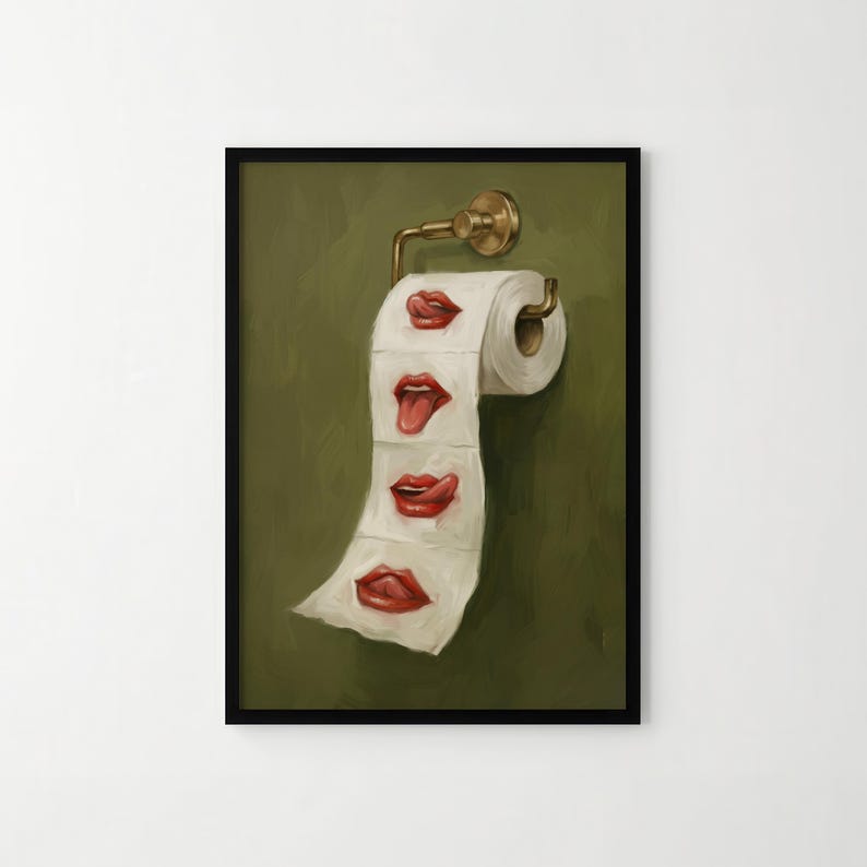 Op de afbeelding: Een ingelijste kunstdruk met een rol toiletpapier met geschilderde rode lippen op elk vel. Het kunstwerk is gemonteerd op een messing toiletpapierhouder tegen een groene achtergrond. De lippen hebben verschillende uitdrukkingen.