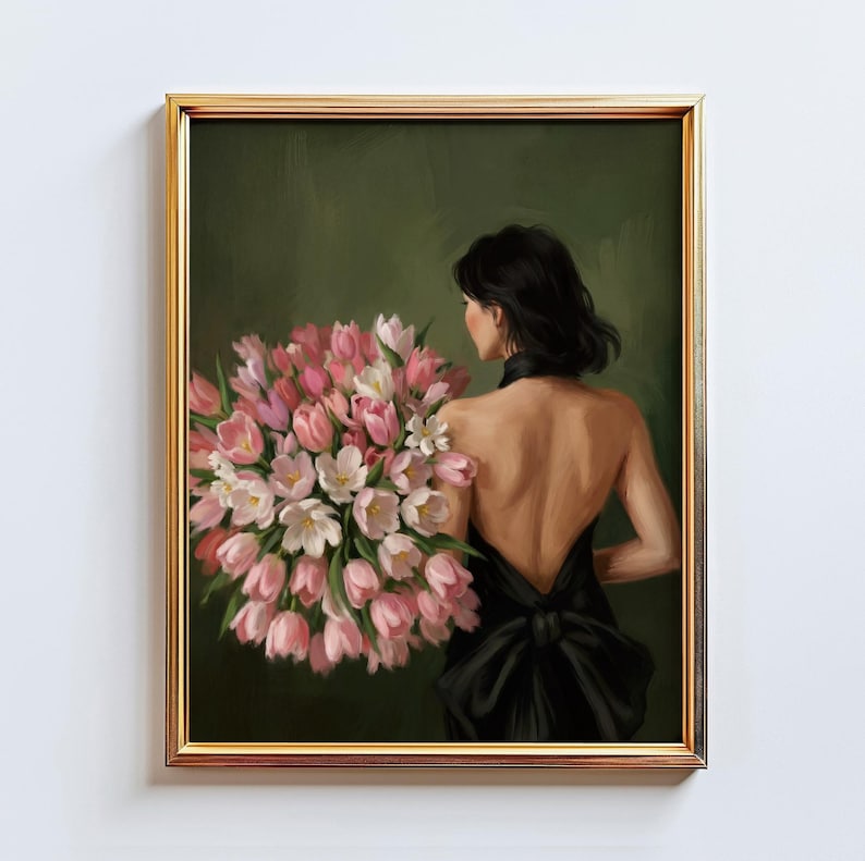 Pu&ograve; includere: Stampa artistica incorniciata raffigurante una donna in abito nero con schiena scoperta, che tiene in mano un bouquet di tulipani rosa e bianchi. L'opera &egrave; incorniciata in oro su sfondo verde scuro. L'abito presenta un grande fiocco sulla schiena.