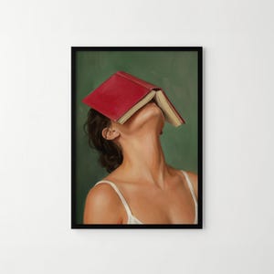 Póster "Libro sobre la cara": Arte mural femenino y tranquilo, una mujer escondida tras un libro, impresión de estética verde melancólica. imagen 2
