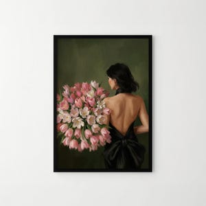 Pu&ograve; includere: Una stampa artistica raffigurante una donna in abito nero che tiene in mano un grande bouquet di tulipani rosa e bianchi. La donna &egrave; vista da dietro, con uno sfondo verde scuro. L'abito ha un grande fiocco.