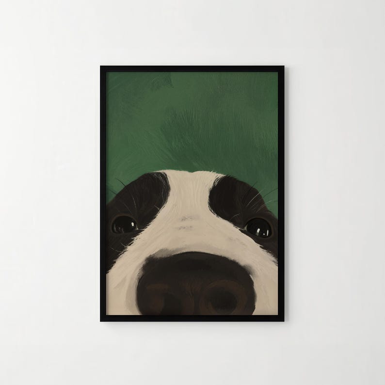 K&ouml;nnte beinhalten: Gerahmter Kunstdruck mit einer Nahaufnahme des Gesichts eines Hundes. Der Hund hat schwarz-wei&szlig;e Markierungen, eine schwarze Nase und dunkle Augen. Der Hintergrund ist einfarbig gr&uuml;n.