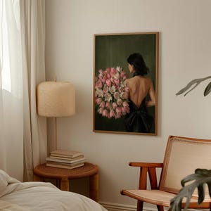 Pu&ograve; includere: Una stampa artistica incorniciata raffigura una donna in abito nero con un grande bouquet di tulipani rosa e bianchi. Lo sfondo &egrave; verde scuro e la schiena della donna &egrave; rivolta allo spettatore. L'opera d'arte ha un'estetica vintage e romantica.
