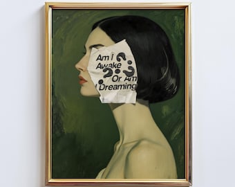 ¿Estoy despierta o estoy soñando? Decoración: Arte mural surrealista de mujer, póster con cita en tonos verdes melancólicos.