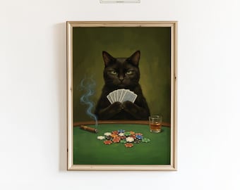Peut inclure: Impression encadrée d'un chat noir jouant au poker. Le chat tient des cartes, avec des jetons de poker, un cigare et un verre de whisky sur la table en feutre vert. L'impression a un cadre en bois et le texte "ChicGlow" dans le coin supérieur.