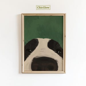 K&ouml;nnte beinhalten: Gerahmter Kunstdruck mit einer Nahaufnahme des Gesichts eines Hundes. Der Hund hat ein schwarz-wei&szlig;es Fell, eine gro&szlig;e schwarze Nase und dunkle Augen. Der Hintergrund ist einfarbig gr&uuml;n, und der Druck ist in einem Holzrahmen. Der Text "ChicGlow" befindet sich in der oberen linken Ecke.