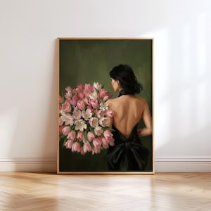 Pu&ograve; includere: Stampa artistica incorniciata raffigurante una donna in abito nero con un bouquet di tulipani rosa e bianchi. La donna &egrave; vista da dietro, su uno sfondo verde scuro. L'opera d'arte ha uno stile morbido e pittorico ed &egrave; esposta in una stanza con pavimenti in legno.
