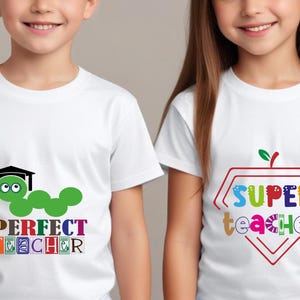 Puede incluir: Dos camisetas blancas con dise&ntilde;os diferentes. Una camiseta presenta un gusano verde con un gorro de graduaci&oacute;n y el texto "PERFECT TEACHER" en letras de bloque de colores. La otra camiseta presenta una manzana roja con un tallo verde y el texto "SUPER TEACHER" en letras de bloque de colores.