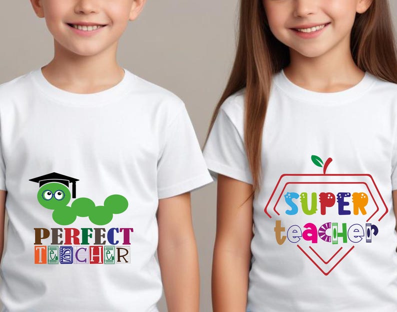 Puede incluir: Dos camisetas blancas con dise&ntilde;os diferentes. Una camiseta presenta un gusano verde con un gorro de graduaci&oacute;n y el texto "PERFECT TEACHER" en letras de bloque de colores. La otra camiseta presenta una manzana roja con un tallo verde y el texto "SUPER TEACHER" en letras de bloque de colores.