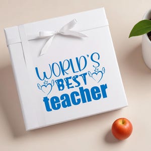 Puede incluir: Caja de regalo blanca con una cinta azul y el texto "World's Best Teacher" en letras azules.