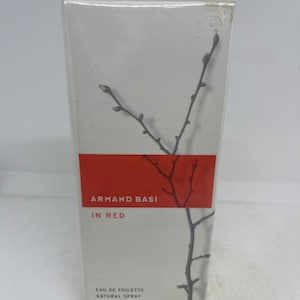 Pode incluir: Uma caixa branca com uma faixa vermelha e um design de galho. A caixa contém Armand Basi In Red Eau de Toilette Vaporizador Natural, 100 ml.