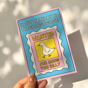 Tarjeta de cumpleaños SILLY GOOSE, A6, divertida y linda caricatura dibujada a mano, saludo pastel colorido único, rosa azul amarillo primavera naturaleza animal regalo