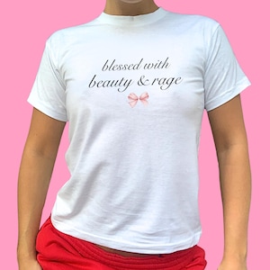 Camiseta de bebé BEAUTY & RAGE, top corto Y2K, camiseta para mujer con estampado retro de música de los 90, bailarina, fanática de core, lazo rosa