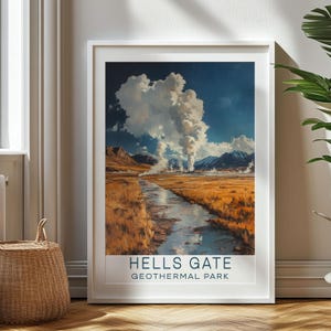 Könnte beinhalten: Ein Vintage-Reiseposter mit einer malerischen Aussicht auf den Hells Gate Geothermal Park. Das Poster zeigt einen Bach, der durch ein Grasfeld fließt, mit einem Gebirge im Hintergrund. Große weiße Wolken wabern am Himmel über dem Dampf, der aus den geothermischen Quellen aufsteigt. Der Text "HELLS GATE GEOTHERMAL PARK" ist in Blau am unteren Rand des Posters gedruckt.
