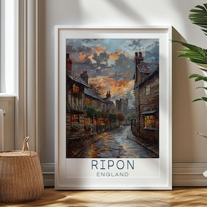 Pode incluir: Uma pintura que retrata uma cena de rua em Ripon, Inglaterra. A rua é ladeada por antigos edifícios de pedra e uma torre de igreja pode ser vista ao longe. O céu é uma mistura de laranja, rosa e cinza com chuva caindo. O texto "RIPON ENGLAND" está na parte inferior da pintura.