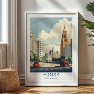 Może przedstawiać: Winietyczny plakat podróżniczy przedstawiający panoramę Mińska, Białoruś. Plakat ma niebieskie niebo z białymi chmurami i przedstawia ulicę z czerwonymi samochodami i wysokim budynkiem z iglicą. Tekst "MINSK BELARUS" znajduje się na dole plakatu.