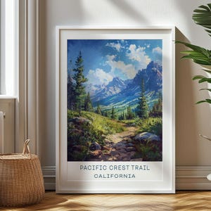 Op de afbeelding: Een vintage poster met een schilderachtig uitzicht op de Pacific Crest Trail in Californië. De poster toont een kronkelend pad door een weelderig groen bos, dat leidt naar torenhoge bergen onder een stralend blauwe lucht met pluizige witte wolken.
