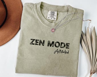 Camiseta de yoga, modo zen activado, camiseta de relajación, camiseta de meditación, top gráfico de calma, ropa de mindfulness, camiseta de estilo de vida de yoga, camiseta de yoga