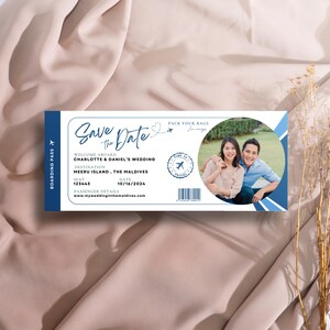 Gedruckte personalisierte Strand Bordkarte Sparen Sie das Datum perfekt für eine Hochzeit am Hochzeitsort Hochzeit am Strand QR-Code Paar Bild