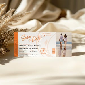 Gedruckte personalisierte Strand Bordkarte Sparen Sie das Datum perfekt für eine Hochzeit am Hochzeitsort Hochzeit am Strand QR-Code Paar Bild
