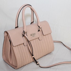 Guess Sereba Tasche Geldbörse Ranzen Pink