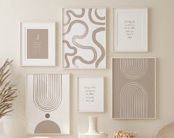 Puede incluir: Un conjunto de seis impresiones minimalistas en tonos beige y blanco con formas abstractas y citas inspiradoras. Las impresiones están dispuestas en una pared blanca sobre un banco blanco con dos cestas de mimbre blancas y un jarrón blanco con hierba de la pampa seca.