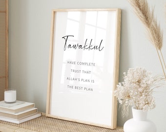 Puede incluir: Una impresión enmarcada con la palabra "Tawakkul" en escritura cursiva. La impresión tiene el texto "Have complete trust that Allah's plan is the best plan". La impresión está colgada en una pared sobre un banco de madera con un jarrón de flores secas.