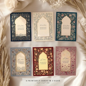 Op de afbeelding: Zes Ramadan-wenskaarten met bloemmotieven in verschillende kleuren, waaronder blauw, crème en bordeaux. Elke kaart heeft een boogvormig ontwerp met Arabische kalligrafie en de Engelse tekst "RAMADAN MUBARAK" of "RAMADAN KAREEM". De kaarten zijn verkrijgbaar in formaten 4x6", 5x7" en A6.