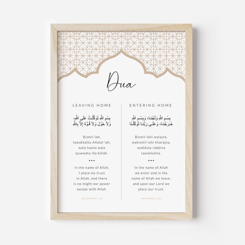 Puede incluir: Un p&oacute;ster de dua isl&aacute;mico imprimible con un patr&oacute;n geom&eacute;trico beige y dorado. El p&oacute;ster presenta dos secciones, una para salir de casa y otra para entrar en casa. Cada secci&oacute;n incluye texto &aacute;rabe, una transliteraci&oacute;n y una traducci&oacute;n al ingl&eacute;s. El texto dice: "Bismil-lah, tawakkaltu AAalal-lah, wala hawla wala quwwata illa billah." y "Bismil-lahi walajna, wabismil-lahi kharajna, waAAala rabbina tawakkalna."
