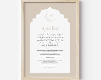 Könnte beinhalten: Ein beiger druckbarer Wandkunstdruck mit einem weißen Bogen-Design, das einen Halbmond und einen Stern zeigt. Der Druck enthält den arabischen Text für Ayat al Kursi, einen Vers aus dem Koran, und eine Übersetzung ins Englische.