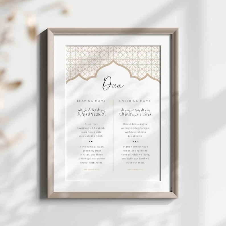 Puede incluir: Un dise&ntilde;o de arte de pared imprimible con un patr&oacute;n geom&eacute;trico beige y dorado con un arco en la parte superior. El dise&ntilde;o incluye la palabra &aacute;rabe "Dua" y los textos "Leaving Home" y "Entering Home" con las oraciones isl&aacute;micas correspondientes en &aacute;rabe e ingl&eacute;s.