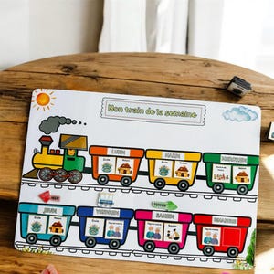 Puede incluir: Una herramienta de aprendizaje colorida con temática de tren para niños. El tren tiene siete vagones, cada uno representando un día de la semana. Cada vagón tiene dos imágenes, una para la escuela y otra para el hogar. El tren está sobre un fondo blanco con una vía azul. El texto "Mon train de la semaine" está escrito en la parte superior del tablero.