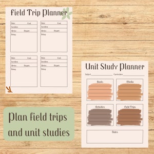 Może przedstawiać: Drukowany planer z jasnobrązowym tłem i zielonym wzorem kwiatowym. Planer jest podzielony na dwie sekcje: "Field Trip Planner" i "Unit Study Planner". Sekcja "Field Trip Planner" ma cztery kolumny dla daty, lokalizacji, godziny przyjazdu, godziny odjazdu i koszt&oacute;w. Sekcja "Unit Study Planner" ma kolumny dla przedmiotu, programu nauczania, książek, medi&oacute;w, zajęć, wycieczek i notatek.