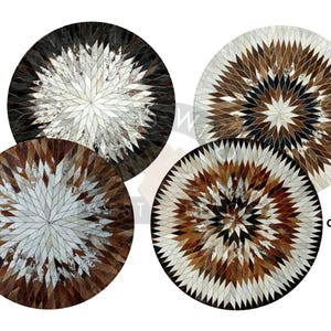 Könnte beinhalten: Vier runde Lederteppiche mit einem geometrischen Muster in Braun-, Schwarz- und Weißtönen. Die Teppiche sind kreisförmig angeordnet, wobei sich über jedem Teppich der Text "Option 1", "Option 2", "Option 3" und "Option 4" befindet.