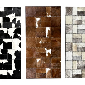 Pode incluir: Três tapetes de pele de vaca em preto e branco, castanho e branco e cinzento e branco. Cada tapete é feito de quadrados de pele de vaca costurados juntos.