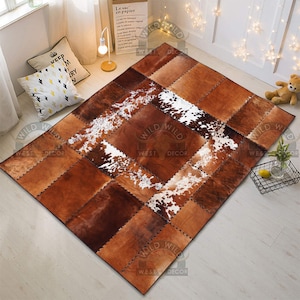 Op de afbeelding: Een bruin en wit patchwork vloerkleed van koeienhuid met een ruitpatroon. Het vloerkleed is gemaakt van verschillende stukken koeienhuid die aan elkaar zijn genaaid. Het vloerkleed ligt op een lichte houten vloer.