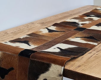 Chemin de table patchwork en peau de vache naturelle | Coureur de table en peau de vache fait à la main| Chemin de table de décoration intérieure | Tapis de patchwork en poils véritables sur cuir