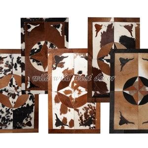 Puede incluir: Cuatro alfombras de piel de vaca con un diseño de estrella en el centro. Las alfombras están hechas de diferentes colores de piel de vaca, incluyendo marrón, negro y blanco. Las alfombras son todas del mismo tamaño y forma. El texto "wild wild west decor" está impreso en las alfombras.
