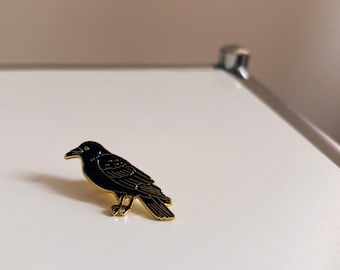 Black Raven Enamel Pin – Gold Detailed Bird Design – Gothic Nature-Inspired Accessory for Jackets & Bags