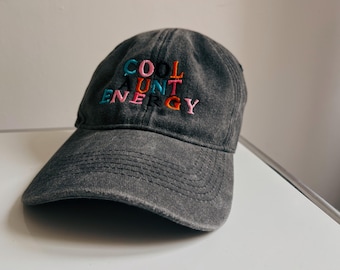 COOL AUNT ENERGY – Embroidered Baseball Cap in Dark Gray | Cotton Hat with Colorful Stitching, Quirky Family Present | Fun gift for aunts