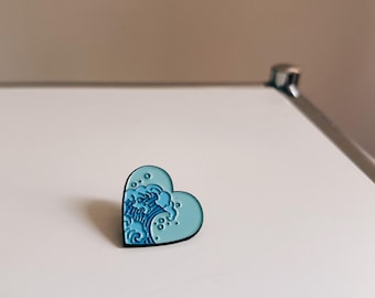 Heart-Shaped Ocean Wave Pin – Blue Enamel Button with Japanese Wave Art – Nature-Inspired Accessory Gift