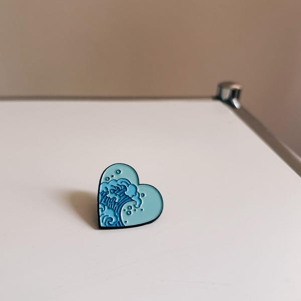 Heart-Shaped Ocean Wave Pin – Blue Enamel Button with Japanese Wave Art – Nature-Inspired Accessory Gift