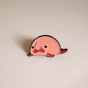 Söt Blobfish Emaljnål – Rolig Havsvarelsenål – Kawaii Havsdjur Kavajnål – Ryggsäcksjacka Accessoar Gåva
