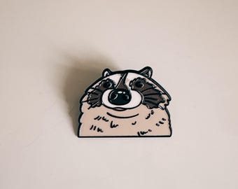 Cute Raccoon Enamel Pin – Woodland Animal Badge, Kawaii Accessory, Gift for Nature Lovers and Pin Collectors