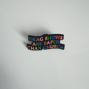 Drag Shows Are Safer Than Church Pin – LGBTQ+ Pride Button – Queer Anstecker – Regenbogen Statement Pin – Drag Queen Merch