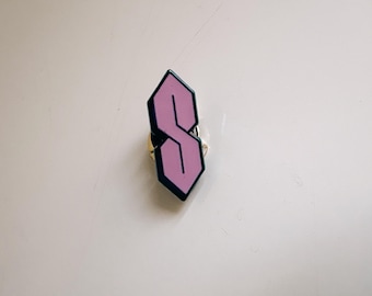 Purple Cool S Enamel Pin – Retro Nostalgia Badge – 90s Graffiti Style Accessory for Jackets, Backpacks & Collectors